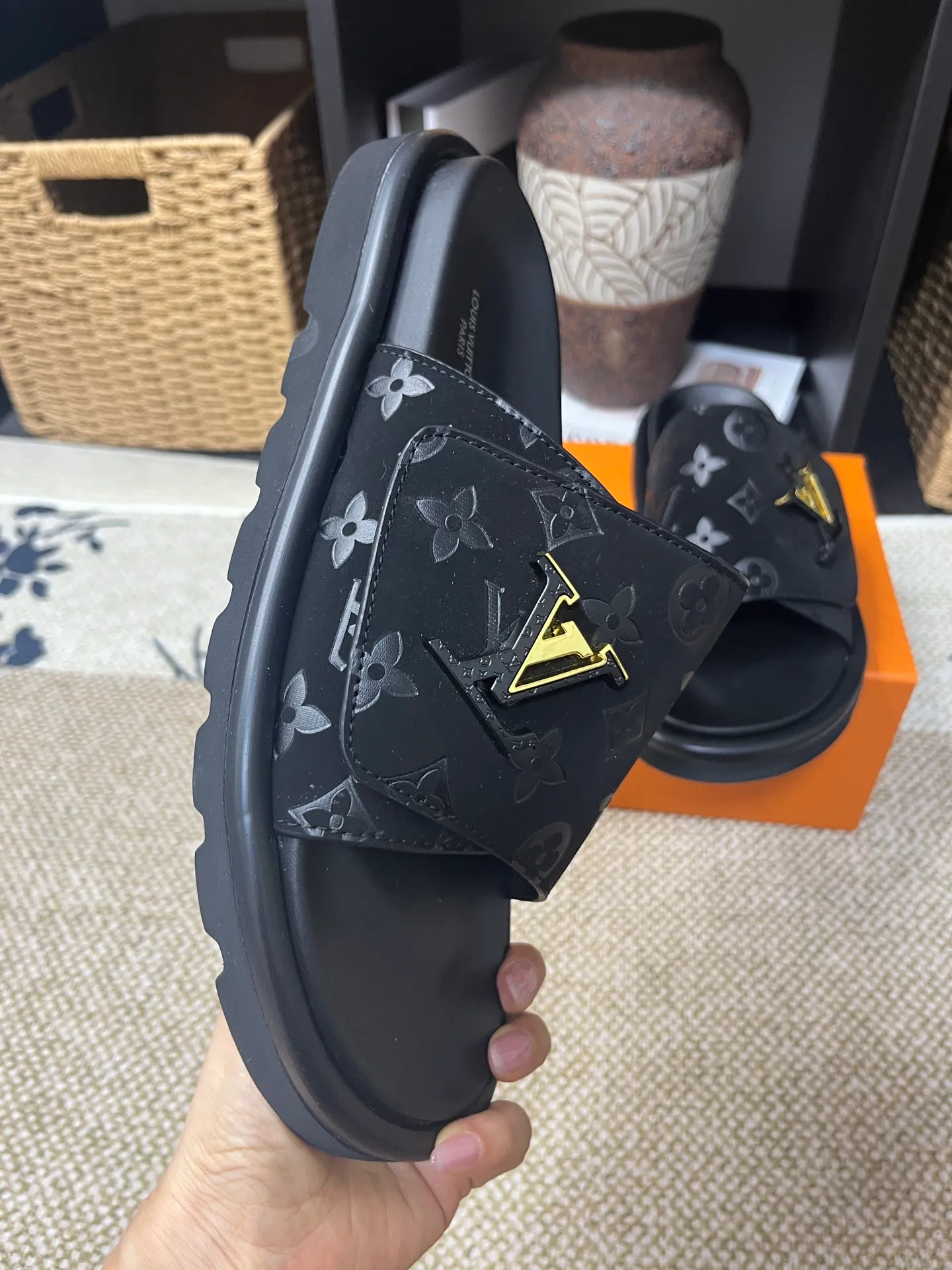 P340 [New Style] [LOUIS VUITTON] Louis Vuitton, LV printing, men's and women's slippers are now on the market, packed in drawer boxes with cloth bags and cards, the upper pattern looks very soft and waxy, and is a super versatile leg slimming tool. Fabric: imported denim/canvas/old fabric, LV hardware LOGO, official website pattern printing, comfortable to wear, feet: high-elastic PU water table. Sole: foam sole, heel height: about 5cm. Code number: 35-46, 35, 45, 46 are custom-made and non-returnable. Color: multiple colors and styles available.